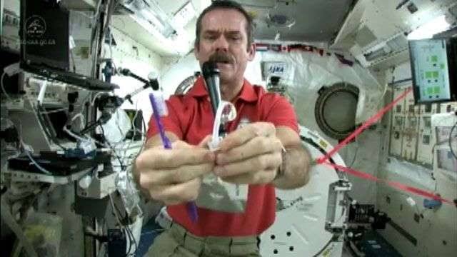 Como os astronautas escovam os dentes