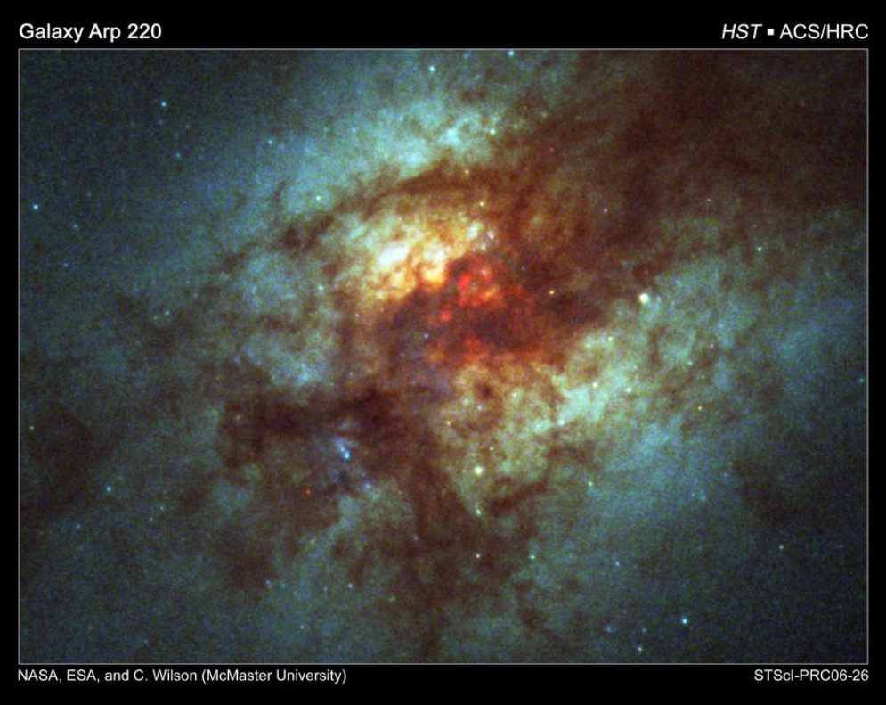gigantescos aglomerados estelares na galáxia Arp 220